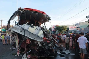 Xe tải tông thẳng vào xe khách, 13 người chết
