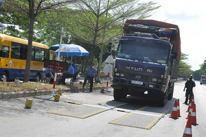 Xe quá tải, người chất hàng cũng bị xử lý