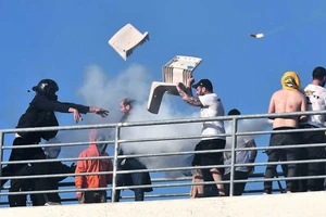 Cổ động viên Hy Lạp ẩu đả và tấn công luôn cảnh sát