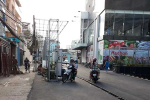 Tòa nhà dựng khung sắt giữa đường khiến dân bất an