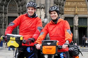 Hai chàng trai Đức đạp xe qua 18 nước đến Việt Nam 