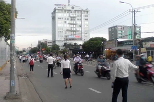 Tràn ra đường phát tờ rơi nhà cao cấp