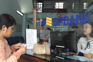 Trao nốt tiền bạn đọc hỗ trợ anh Thành - chị Nga