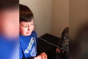 Em nghịch ngợm giúp anh nhổ răng