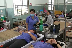 Đang làm việc, hàng chục công nhân ngất xỉu