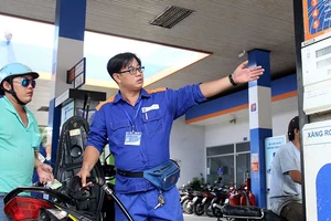 ‘Tăng thuế xăng, dân có trách nhiệm đóng!’