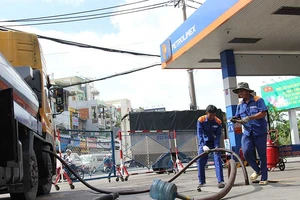 Tăng thuế xăng dầu dân làm sao ‘thoát’?