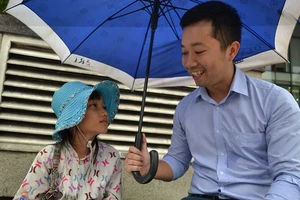 Lớp học trưa của ‘thầy Tú ngân hàng’ và bé bán vé số