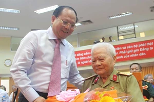 TP.HCM: Hơn 10.000 đảng viên được tặng huy hiệu