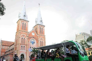 Ngắm thành phố bằng xe điện du lịch