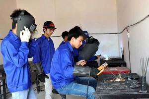 Lương cử nhân không bằng lương thợ hàn