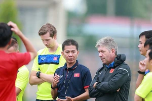 Nụ cười sau giọt nước mắt của HLV Hoàng Anh Tuấn