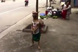 Clip: Chú chó đi dạo phố bằng... 2 chân