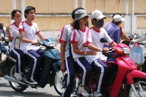 Để học sinh đi xe máy, người cho mượn cũng bị phạt