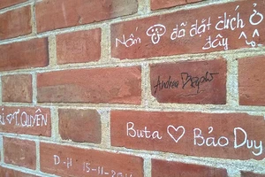 Đừng bôi bẩn nhà thờ Đức Bà!