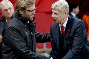 HLV Klopp cười ngạo nghễ, ông Wenger cúi đầu