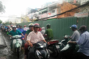 Người dân ngao ngán vì lôcốt chiếm nửa lòng đường