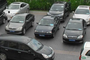 Cấm xài ô tô biếu tặng vượt chuẩn