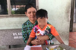 Mẹ bỏ đi, cha không làm được giấy khai sinh cho con 