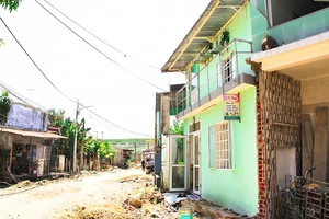 Dân đồng thuận hiến đất mở đường