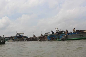 Ghe tàu bịt kín sông Cổ Chiên hút cát 