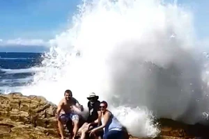 Clip: Những tai nạn 'khó đỡ' khi dạo chơi trên biển