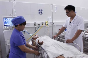 Hy hữu: Ngã cầu thang, vỏ chai nước lọt vào lồng ngực