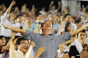 Thầy trò Hoàng Anh Tuấn bị ‘ném đá’