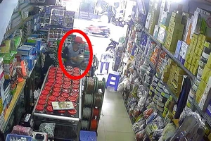 Clip: Dàn cảnh trộm thẻ cào điện thoại ở TP.HCM