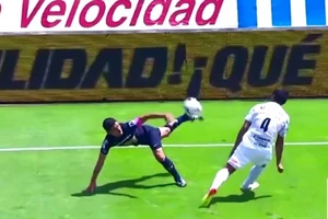 Những pha 'làm xiếc' trong bóng đá