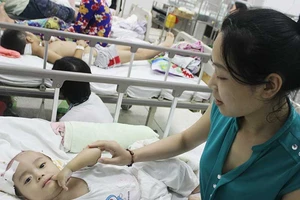 9 lần mổ, chỉ mỗi mẹ bên con 