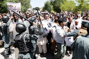 Căng thẳng ở Kabul với biểu tình, hăm dọa 
