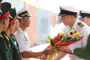 Tàu Hải quân Hoàng gia Úc thăm Đà Nẵng