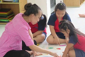 Sĩ số tăng chóng mặt, học trò học ở đâu?