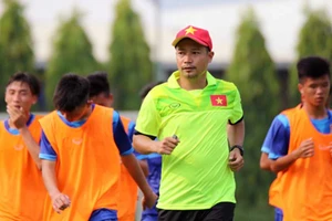 Thầy trò Vũ Hồng Việt tập dưới cái nắng nung người