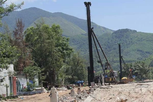 Hàng trăm nhà dân bị nứt do thi công kè biển