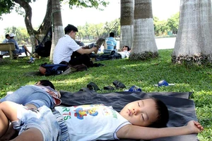 Nắng nóng kinh hoàng, đời sống người dân đảo lộn