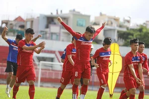 HLV Hữu Thắng ‘cháy’ giáo án vì thiếu quân