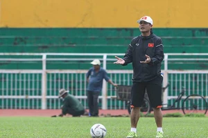 Ai ép HLV Hữu Thắng đưa trẻ U-20 lên tuyển?