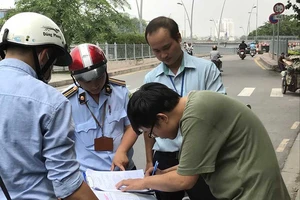 Bình Thạnh tung “tuyệt chiêu” xử vi phạm vỉa hè