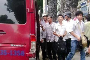 Siết xe hợp đồng coi chừng ‘cột chân’ người dân