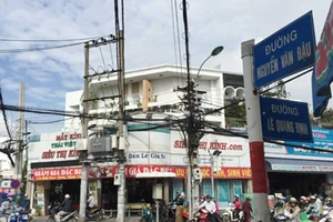 Buồn vui xóm Lách, xóm Gà...