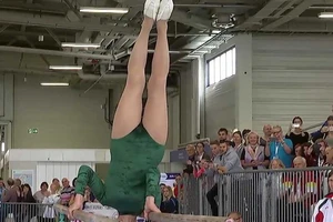 Cụ bà 91 tuổi vẫn trình diễn nhào lộn trên xà