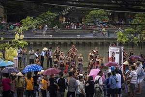 Người Cơ Tu lần đầu diễn ở phố cổ Hội An 