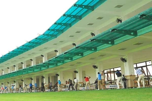 Sân golf phục vụ khách cả ngày lẫn đêm