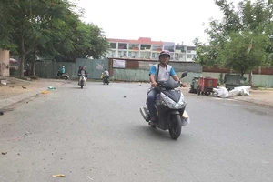 Bị chặn đường đi, dân khóc ròng