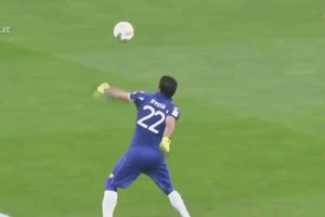 Thủ môn trình diễn kỹ năng phát bóng lạ mắt