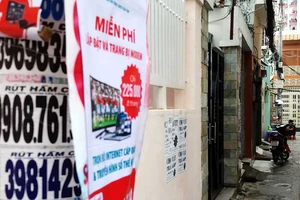 Vừa sơn nhà xong, bị tờ rơi quảng cáo dán đầy tường