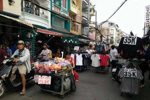 Sẽ xử lý nghiêm lấn chiếm lòng đường để họp chợ