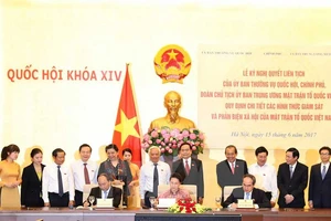 Ký nghị quyết liên tịch về giám sát và phản biện xã hội